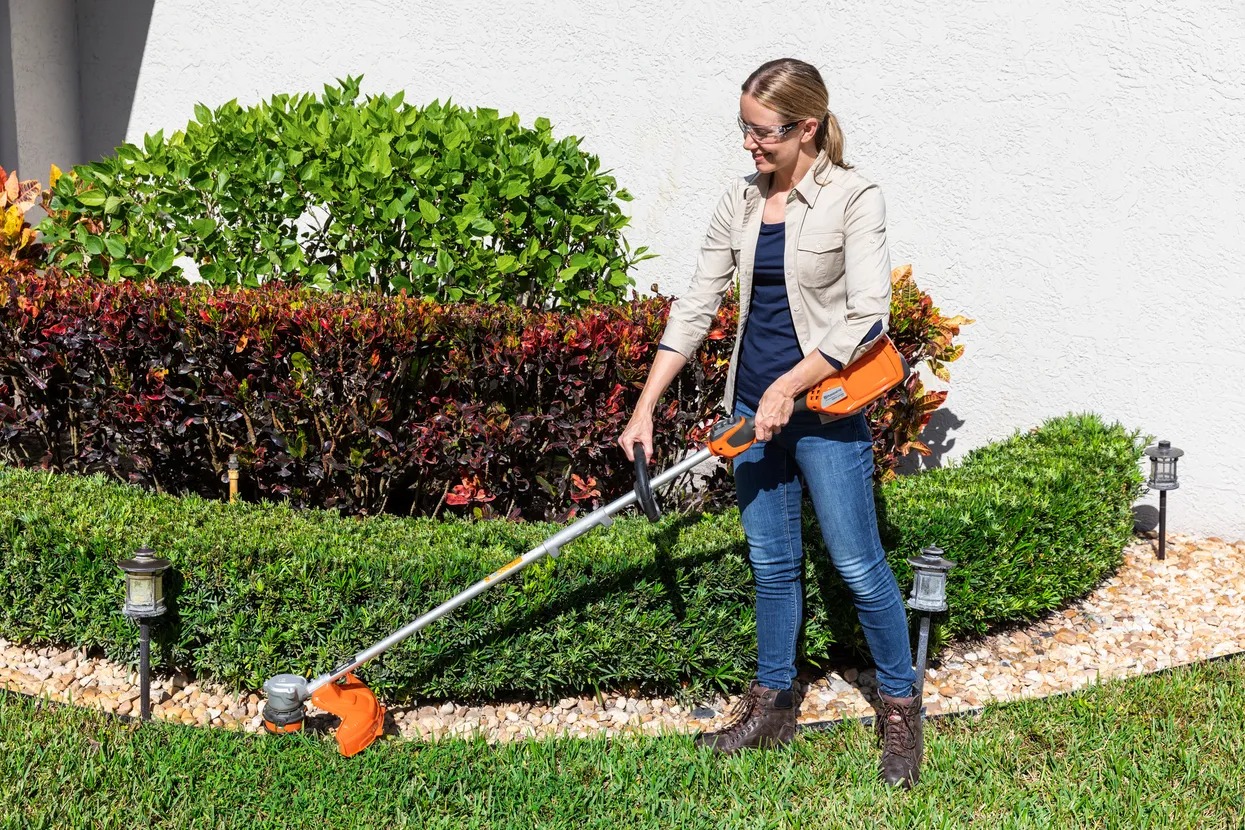 Husqvarna 320iL Review: Dual-Direction Control Meets Smart Trimming